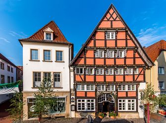 Die historische Fachwerkfassade des Romantik Hotel Walhalla erstrahlt im Sonnenschein.